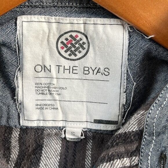 On The Byas flannel plaid shirt.  Size Small. - Picture 3 of 4